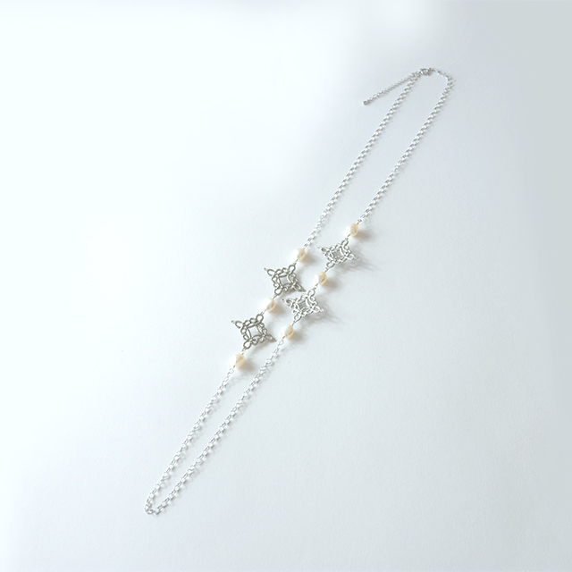 “Arabesque P” Freshwater pearls  Platinumleaf  long necklace