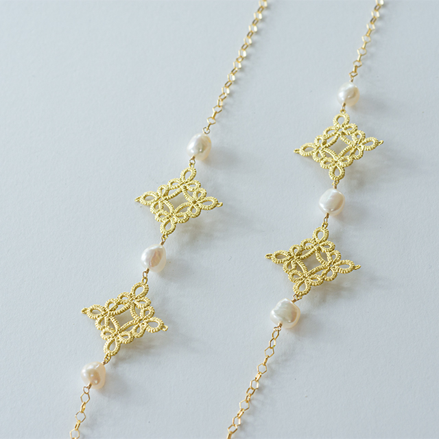“Arabesque G” Freshwater pearls  Goldleaf  long necklace
