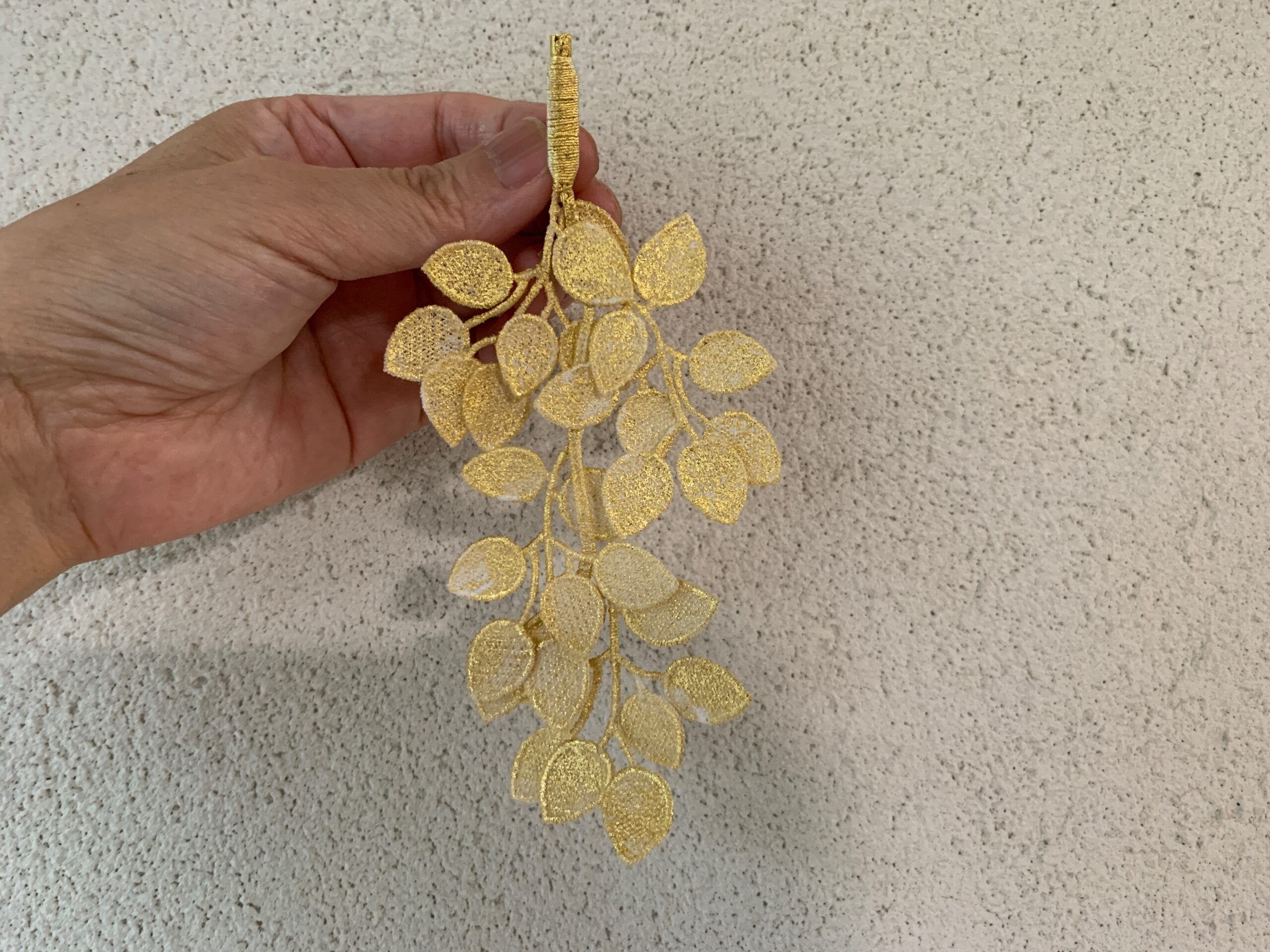 ブローチ 葉っぱのダンス 金箔