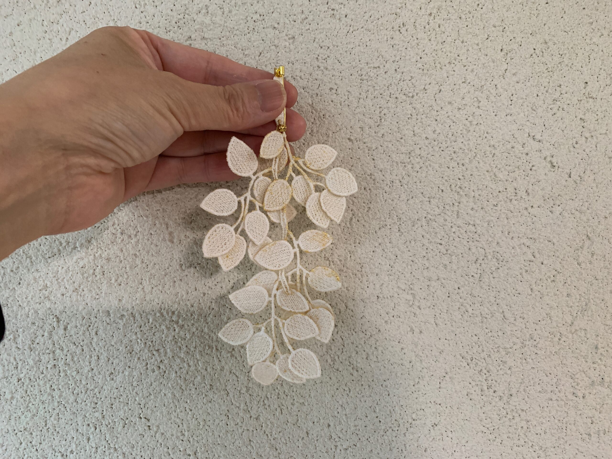 ブローチ 葉っぱのダンス 金箔