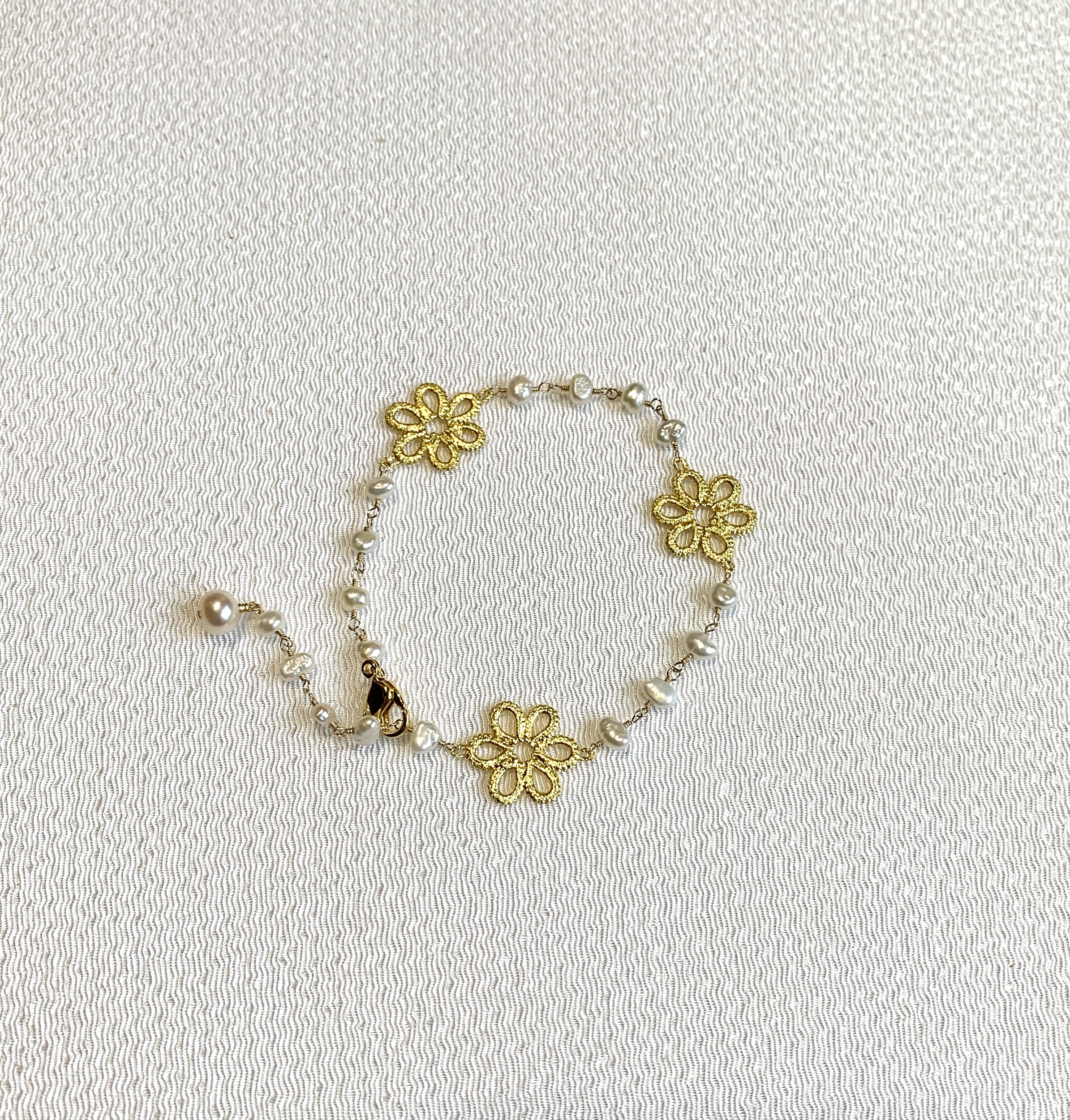 金箔ハミングと白淡水真珠のブレスレット