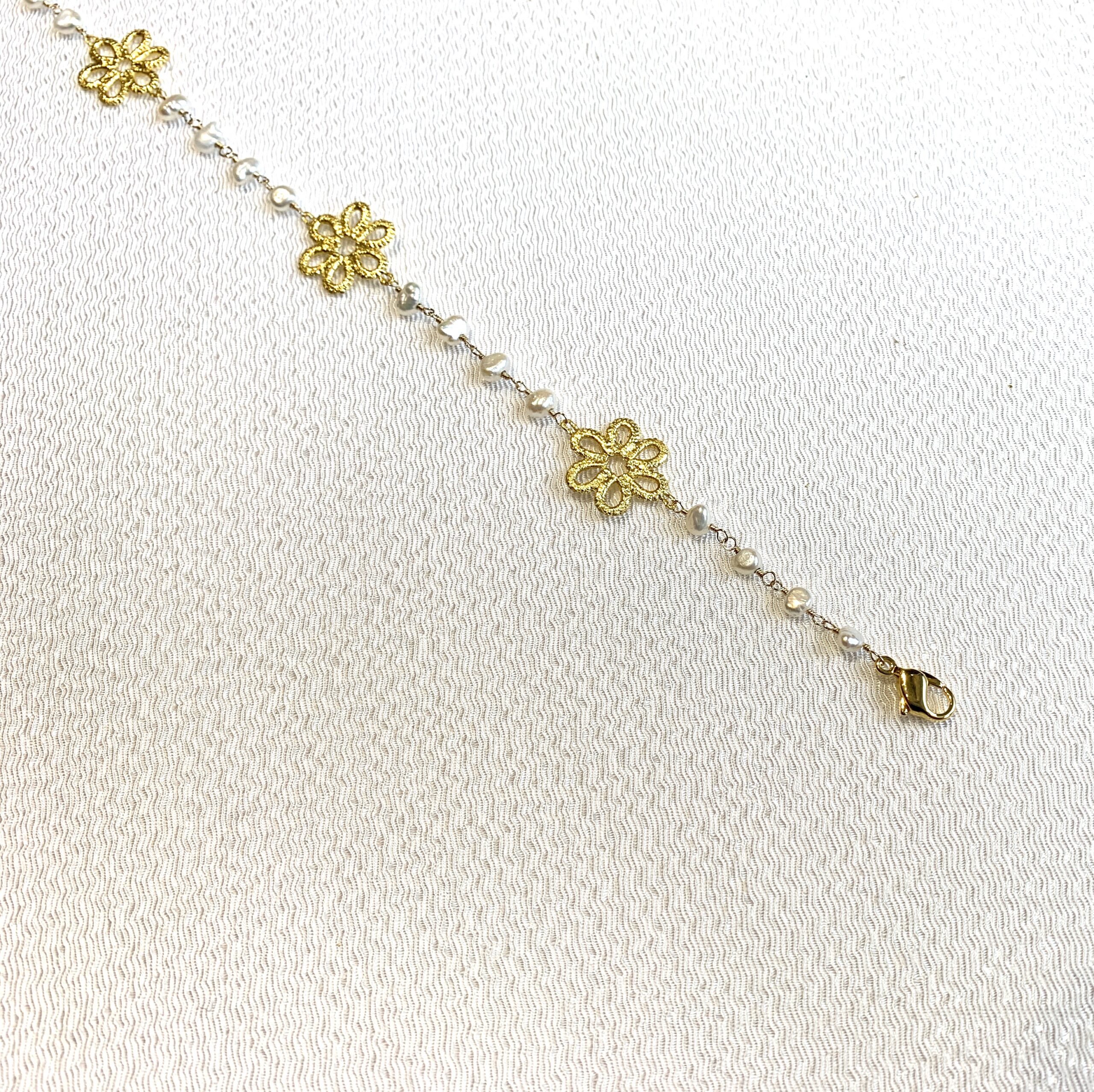 金箔ハミングと白淡水真珠のブレスレット