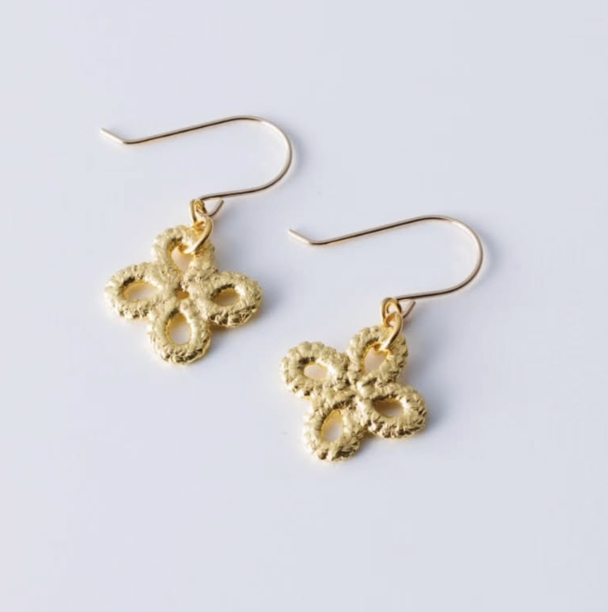ピアス　四葉　金箔レース
